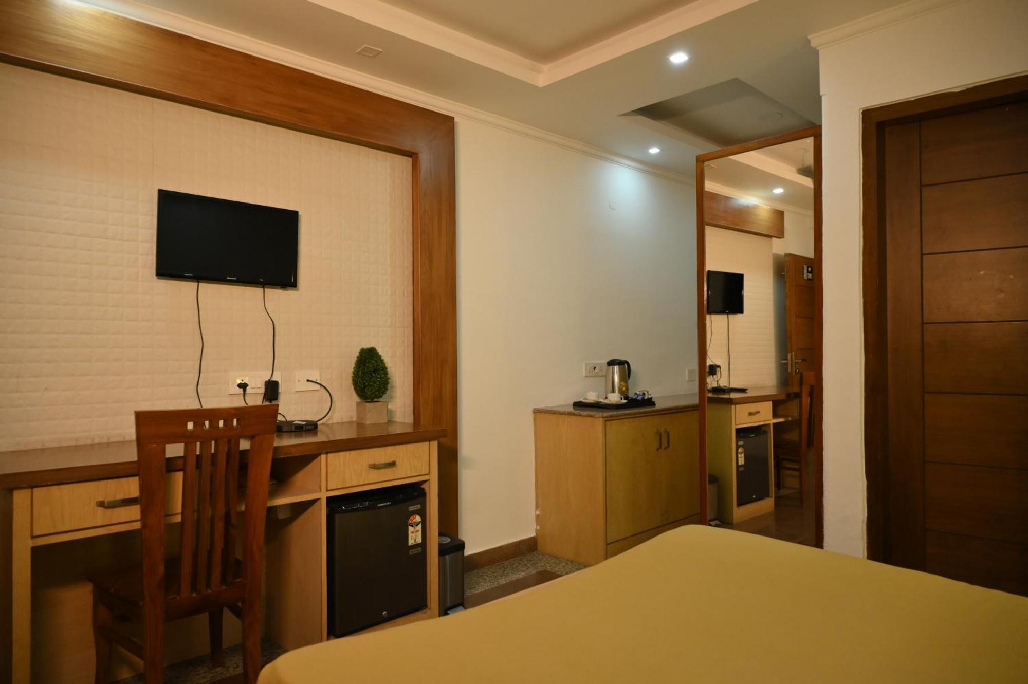 Hotel Dh Дхарамсала Екстериор снимка
